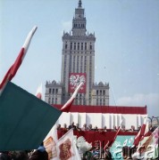 1.05.1980, Warszawa, Polska.
Obchody Święta Pracy. Przywódcy partyjni i przedstawiciele władz obserwują pochód z trybuny honorowej na placu Defilad. Od lewej: premier Edward Babiuch, NN, I sekretarz KC PZPR Edward Gierek, NN, I sekretarz Komitetu Warszawskiego PZPR Alojzy Karkoszka, NN, przewodniczący Rady Państwa Henryk Jabłoński.
Fot. Edward Grochowicz, zbiory Ośrodka KARTA