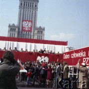 1.05.1980, Warszawa, Polska.
Obchody Święta Pracy. Przywódcy partyjni i przedstawiciele władz obserwują pochód z trybuny honorowej na placu Defilad. 3. od lewej minister obrony narodowej gen. Wojciech Jaruzelski, 6. od lewej premier Edward Babiuch, 8 od lewej I sekretarz KC PZPR Edward Gierek, dalej I sekretarz Komitetu Warszawskiego PZPR Alojzy Karkoszka, NN, przewodniczący Rady Państwa Henryk Jabłoński.
Fot. Edward Grochowicz, zbiory Ośrodka KARTA