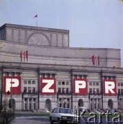 Ok. 1.05.1980, Warszawa, Polska.
Przygotowania do obchodów Święta Pracy. Dekoracja okolicznościowa z napisem 