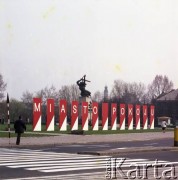 Ok. 1.05.1980, Warszawa, Polska.
Przygotowania do obchodów Święta Pracy. Dekoracje okolicznościowe na pl. Teatralnym.
Fot. Edward Grochowicz, zbiory Ośrodka KARTA