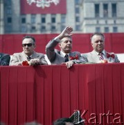 1.05.1980, Warszawa, Polska.
Obchody Święta Pracy. Przywódcy partyjni i przedstawiciele władz obserwują pochód z trybuny honorowej na placu Defilad. 
Fot. Edward Grochowicz, zbiory Ośrodka KARTA