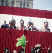 1.05.1980, Warszawa, Polska.
Obchody Święta Pracy. Przywódcy partyjni i przedstawiciele władz obserwują pochód z trybuny honorowej na placu Defilad.
Fot. Edward Grochowicz, zbiory Ośrodka KARTA