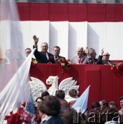 1.05.1980, Warszawa, Polska.
Obchody Święta Pracy. Przywódcy partyjni i przedstawiciele władz obserwują pochód z trybuny honorowej na placu Defilad. Od lewej: premier Edward Babiuch (za flagą), NN, I sekretarz KC PZPR Edward Gierek, NN, I sekretarz Komitetu Warszawskiego PZPR Alojzy Karkoszka, NN, przewodniczący Rady Państwa Henryk Jabłoński.
Fot. Edward Grochowicz, zbiory Ośrodka KARTA