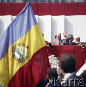 1.05.1980, Warszawa, Polska.
Obchody Święta Pracy. Przywódcy partyjni i przedstawiciele władz obserwują pochód z trybuny honorowej na placu Defilad. Z uniesioną dłonią I sekretarz Komitetu Warszawskiego PZPR Alojzy Karkoszka, 1. od prawej przewodniczący Rady Państwa Henryk Jabłoński.
Fot. Edward Grochowicz, zbiory Ośrodka KARTA