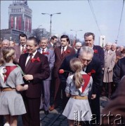 1.05.1980, Warszawa, Polska.
Obchody Święta Pracy. I sekretarz KC PZPR Edward Gierek (po prawej) i premier Edward Babiuch (po lewej) przyjmują kwiaty od harcerek.
Fot. Edward Grochowicz, zbiory Ośrodka KARTA