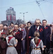 1.05.1980, Warszawa, Polska.
Obchody Święta Pracy. I sekretarz KC PZPR Edward Gierek (po prawej) i premier Edward Babiuch (po lewej) przyjmują kwiaty od harcerek.
Fot. Edward Grochowicz, zbiory Ośrodka KARTA