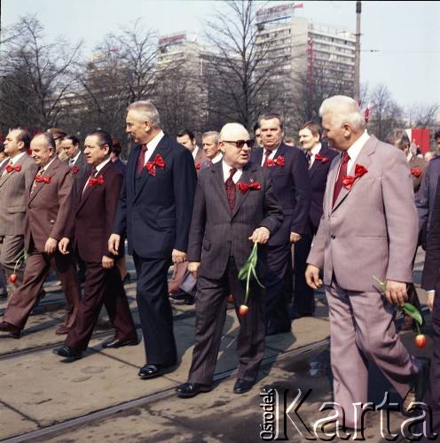 1.05.1980, Warszawa, Polska.
Obchody Święta Pracy. Od prawej: I sekretarz Komitetu Warszawskiego  PZPR Alojzy Karkoszka, przewodniczący Rady Państwa Henryk Jabłoński, I sekretarz KC PZPR Edward Gierek, premier Edward Babiuch, marszałek Sejmu Stanisław Gucwa.  
Fot. Edward Grochowicz, zbiory Ośrodka KARTA