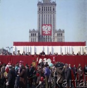 1.05.1980, Warszawa, Polska.
Obchody Święta Pracy. Przywódcy partyjni i przedstawiciele władz obserwują pochód z trybuny honorowej na placu Defilad. 4. od lewej minister obrony narodowej gen. Wojciech Jaruzelski, 7. od lewej premier Edward Babiuch, dalej I sekretarz KC PZPR Edward Gierek, I sekretarz Komitetu Warszawskiego PZPR Alojzy Karkoszka, NN, przewodniczący Rady Państwa Henryk Jabłoński.
Fot. Edward Grochowicz, zbiory Ośrodka KARTA