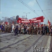 1.05.1980, Warszawa, Polska.
Obchody Święta Pracy. Synowie Pułku w pochodzie pierwszomajowym.
Fot. Edward Grochowicz, zbiory Ośrodka KARTA