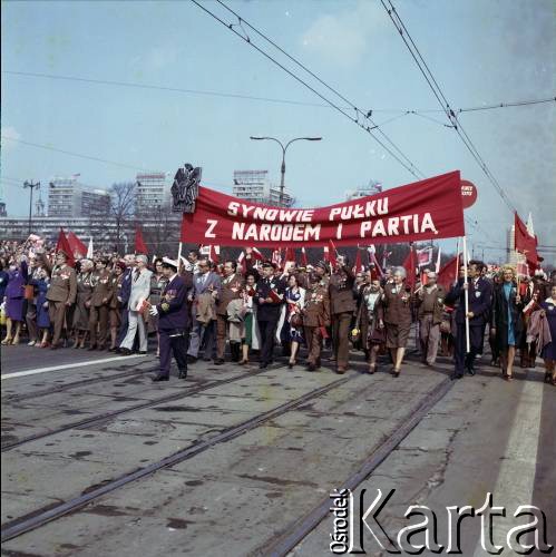 1.05.1980, Warszawa, Polska.
Obchody Święta Pracy. Synowie Pułku w pochodzie pierwszomajowym.
Fot. Edward Grochowicz, zbiory Ośrodka KARTA