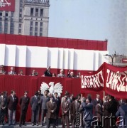 1.05.1980, Warszawa, Polska.
Obchody Święta Pracy. Przywódcy partyjni i przedstawiciele władz obserwują pochód z trybuny honorowej na placu Defilad. 1. od lewej minister obrony narodowej gen. Wojciech Jaruzelski, 4. od lewej premier Edward Babiuch, dalej I sekretarz KC PZPR Edward Gierek, I sekretarz Komitetu Warszawskiego PZPR Alojzy Karkoszka, przewodniczący Rady Państwa Henryk Jabłoński.
Fot. Edward Grochowicz, zbiory Ośrodka KARTA