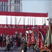 1.05.1980, Warszawa, Polska.
Członkowie Związku Bojowników o Wolność i Demokrację w pochodzie pierwszomajowym. Przywódcy partyjni i przedstawiciele władz obserwują pochód z trybuny honorowej na placu Defilad. 3. od lewej minister obrony narodowej gen. Wojciech Jaruzelski, 6. od lewej premier Edward Babiuch, dalej I sekretarz KC PZPR Edward Gierek, I sekretarz Komitetu Warszawskiego PZPR Alojzy Karkoszka.
Fot. Edward Grochowicz, zbiory Ośrodka KARTA