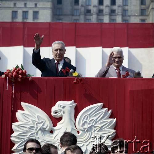 1.05.1980, Warszawa, Polska.
Obchody Święta Pracy. Przywódcy partyjni i przedstawiciele władz obserwują pochód z trybuny honorowej na placu Defilad. Od lewej: I sekretarz KC PZPR Edward Gierek, I sekretarz Komitetu Warszawskiego PZPR Alojzy Karkoszka.
Fot. Edward Grochowicz, zbiory Ośrodka KARTA