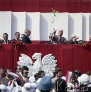 1.05.1980, Warszawa, Polska.
Obchody Święta Pracy. Przywódcy partyjni i przedstawiciele władz obserwują pochód z trybuny honorowej na placu Defilad. 1. od lewej premier Edward Babiuch, NN, I sekretarz KC PZPR Edward Gierek, I sekretarz Komitetu Warszawskiego PZPR Alojzy Karkoszka, przewodniczący Rady Państwa Henryk Jabłoński.
Fot. Edward Grochowicz, zbiory Ośrodka KARTA