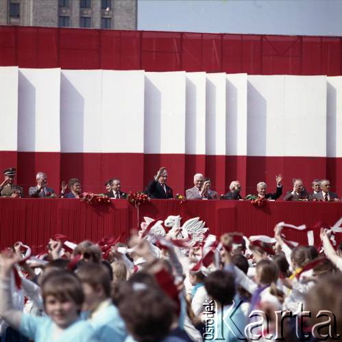 1.05.1980, Warszawa, Polska.
Obchody Święta Pracy. Przywódcy partyjni i przedstawiciele władz obserwują pochód z trybuny honorowej na placu Defilad. 1. od lewej minister obrony narodowej gen. Wojciech Jaruzelski, 3. od lewej premier Edward Babiuch, I sekretarz KC PZPR Edward Gierek, I sekretarz Komitetu Warszawskiego PZPR Alojzy Karkoszka, przewodniczący Rady Państwa Henryk Jabłoński.
Fot. Edward Grochowicz, zbiory Ośrodka KARTA