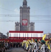 1.05.1980, Warszawa, Polska.
Obchody Święta Pracy. Przywódcy partyjni i przedstawiciele władz obserwują pochód z trybuny honorowej na placu Defilad. W mundurze minister obrony narodowej gen. Wojciech Jaruzelski, pośrodku z podniesioną dłonią I sekretarz KC PZPR Edward Gierek.
Fot. Edward Grochowicz, zbiory Ośrodka KARTA