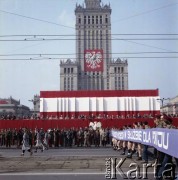 1.05.1980, Warszawa, Polska.
Obchody Święta Pracy. Przywódcy partyjni i przedstawiciele władz obserwują pochód z trybuny honorowej na placu Defilad. W mundurze minister obrony narodowej gen. Wojciech Jaruzelski, pośrodku I sekretarz KC PZPR Edward Gierek.
Fot. Edward Grochowicz, zbiory Ośrodka KARTA