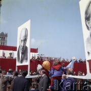 1.05.1980, Warszawa, Polska.
Obchody Święta Pracy. Przywódcy partyjni i przedstawiciele władz obserwują pochód z trybuny honorowej na placu Defilad. 2. od lewej minister obrony narodowej gen. Wojciech Jaruzelski, dalej (za transparentem) premier Edward Babiuch, I sekretarz KC PZPR Edward Gierek, wicepremier Mieczysław Jagielski
I sekretarz Komitetu Warszawskiego PZPR Alojzy Karkoszka, przewodniczący Rady Państwa Henryk Jabłoński.
Fot. Edward Grochowicz, zbiory Ośrodka KARTA