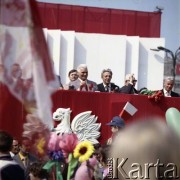 1.05.1980, Warszawa, Polska.
Obchody Święta Pracy. Przywódcy partyjni i przedstawiciele władz obserwują pochód z trybuny honorowej na placu Defilad. 1. od lewej I sekretarz Komitetu Warszawskiego PZPR Alojzy Karkoszka, NN, przewodniczący Rady Państwa Henryk Jabłoński.
Fot. Edward Grochowicz, zbiory Ośrodka KARTA