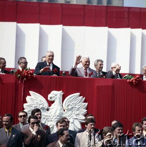 1.05.1980, Warszawa, Polska.
Obchody Święta Pracy. Przywódcy partyjni i przedstawiciele władz obserwują pochód z trybuny honorowej na placu Defilad. Od lewej premier Edward Babiuch, NN, I sekretarz KC PZPR Edward Gierek, I sekretarz Komitetu Warszawskiego PZPR Alojzy Karkoszka, przewodniczący Rady Państwa Henryk Jabłoński.
Fot. Edward Grochowicz, zbiory Ośrodka KARTA