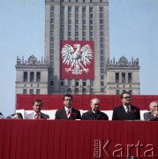 1.05.1980, Warszawa, Polska.
Obchody Święta Pracy. Przywódcy partyjni i przedstawiciele władz obserwują pochód z trybuny honorowej na placu Defilad. 2. od prawej wicepremier Roman Malinowski, NN, prezydent Warszawy Jerzy Majewski.
Fot. Edward Grochowicz, zbiory Ośrodka KARTA