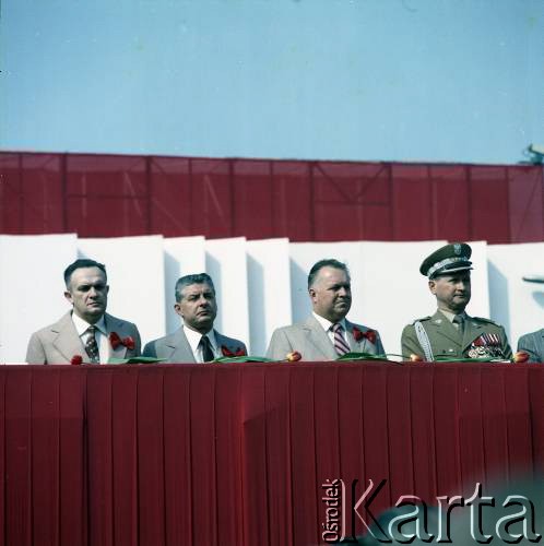1.05.1980, Warszawa, Polska.
Obchody Święta Pracy. Przywódcy partyjni i przedstawiciele władz obserwują pochód z trybuny honorowej na placu Defilad. 1. od prawej minister obrony narodowej gen. Wojciech Jaruzelski.
Fot. Edward Grochowicz, zbiory Ośrodka KARTA