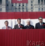 1.05.1980, Warszawa, Polska.
Obchody Święta Pracy. Przywódcy partyjni i przedstawiciele władz obserwują pochód z trybuny honorowej na placu Defilad. 2. od prawej wicepremier Roman Malinowski, NN, prezydent Warszawy Jerzy Majewski.
Fot. Edward Grochowicz, zbiory Ośrodka KARTA