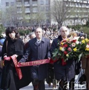 19.04.1983, Warszawa, Polska.
Obchody 40. rocznicy wybuchu powstania w getcie warszawskim. 1. od lewej aktorka Teatru Żydowskiego Gołda Tenzer, 1. od prawej kompozytor Leopold Kozłowski.
Fot. Edward Grochowicz, zbiory Ośrodka KARTA