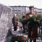 19.04.1983, Warszawa, Polska.
Obchody 40. rocznicy wybuchu powstania w getcie warszawskim. Składanie wieńcy pod pomnikiem komendanta powstania w getcie Warszawskim Mordechaja Anielewicza przy ul. Miłej 18.
Fot. Edward Grochowicz, zbiory Ośrodka KARTA