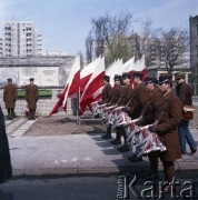 19.04.1983, Warszawa, Polska.
Obchody 40. rocznicy wybuchu powstania w getcie warszawskim, przy pierwszym pomniku upamiętniającym Umschlagplatz. Na pomniku widnieje napis w językach polskim, hebrajskim i jidisz: 