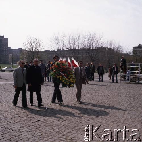 19.04.1983, Warszawa, Polska.
Obchody 40. rocznicy wybuchu powstania w getcie warszawskim. Składanie wieńcy.
Fot. Edward Grochowicz, zbiory Ośrodka KARTA