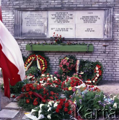 19.04.1983, Warszawa, Polska.
Pierwszy pomnik upamiętniający Umschlagplatz podczas obchodów 40. rocznicy wybuchu powstania w getcie warszawskim. Na pomniku widnieje napis w językach polskim, hebrajskim i jidisz: 