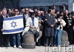 18.04.1988, Warszawa, Polska.
Uroczystość odsłonięcia pomnika Umschlagplatz, w przeddzień obchodów 45. rocznicy powstania w getcie warszawskim.
Fot. Edward Grochowicz, zbiory Ośrodka KARTA