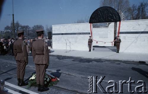 18.04.1988, Warszawa, Polska.
Uroczystość odsłonięcia pomnika Umschlagplatz, w przeddzień obchodów 45. rocznicy powstania w getcie warszawskim.
Fot. Edward Grochowicz, zbiory Ośrodka KARTA