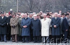 18.04.1988, Warszawa, Polska.
Otwarcie Traktu Pamięci Męczeństwa i Walki Żydów. W 1. rzędzie, 4. od lewej przewodniczący Komitetu Honorowego obchodów 45. rocznicy powstania w getcie warszawskim Henryk Jabłoński.
Fot. Edward Grochowicz, zbiory Ośrodka KARTA