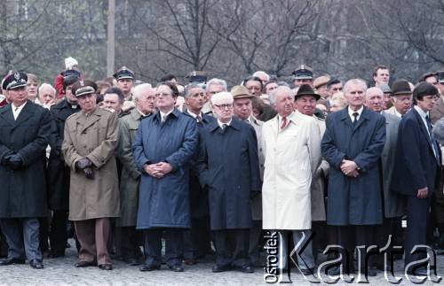 18.04.1988, Warszawa, Polska.
Otwarcie Traktu Pamięci Męczeństwa i Walki Żydów. W 1. rzędzie, 4. od lewej przewodniczący Komitetu Honorowego obchodów 45. rocznicy powstania w getcie warszawskim Henryk Jabłoński.
Fot. Edward Grochowicz, zbiory Ośrodka KARTA