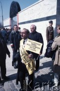 18.04.1988, Warszawa, Polska.
Uroczystość odsłonięcia pomnika Umschlagplatz, w przeddzień obchodów 45. rocznicy powstania w getcie warszawskim. Mężczyzna z transparentem 