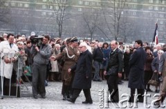 18.04.1988, Warszawa, Polska.
Otwarcie Traktu Pamięci Męczeństwa i Walki Żydów. W centrum idzie przewodniczący Komitetu Honorowego obchodów 45. rocznicy powstania w getcie warszawskim Henryk Jabłoński.
Fot. Edward Grochowicz, zbiory Ośrodka KARTA