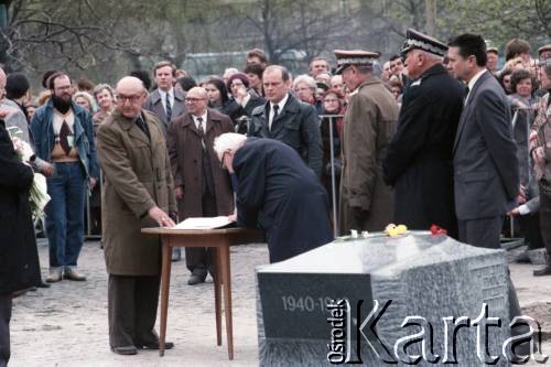 18.04.1988, Warszawa, Polska.
Otwarcie Traktu Pamięci Męczeństwa i Walki Żydów. Do księgi pamiątkowej wpisuje się przewodniczący Komitetu Honorowego obchodów 45. rocznicy powstania w getcie warszawskim Henryk Jabłoński.
Fot. Edward Grochowicz, zbiory Ośrodka KARTA