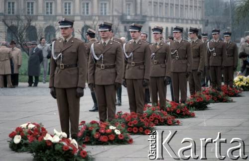 19.04.1988 (?), Warszawa, Polska.
Obchody 45. rocznicy powstania w getcie na pl. Zwycięstwa.
Fot. Edward Grochowicz, zbiory Ośrodka KARTA