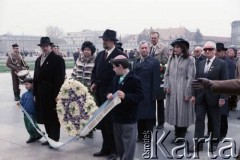 19.04.1988 (?), Warszawa, Polska.
Obchody 45. rocznicy powstania w getcie na pl. Zwycięstwa. Wieniec składają przedstawiciele Fundacji Rodziny Nissenbaumów. 4. od lewej Sonja Nissenbaum.
Fot. Edward Grochowicz, zbiory Ośrodka KARTA