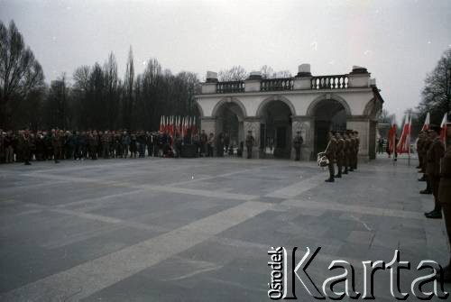 19.04.1988 (?), Warszawa, Polska.
Obchody 45. rocznicy powstania w getcie na pl. Zwycięstwa.
Fot. Edward Grochowicz, zbiory Ośrodka KARTA
