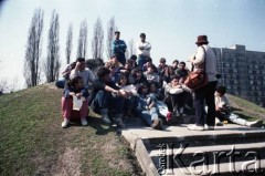 18.04.1988, Warszawa, Polska.
Młodzież żydowska zwiedza Bunkier Anielewicza na trasie Traktu Pamięci Męczeństwa i Walki Żydów, w przeddzień obchodów 45. rocznicy powstania w getcie warszawskim. Bunkier
Fot. Edward Grochowicz, zbiory Ośrodka KARTA