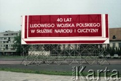 Ok. 1.05.1984, Warszawa, Polska.
Przygotowania do obchodów Święta Pracy przy ul. Moliera (ob. ul. Marszałka Ferdynanda Focha). W tle Pałac Potockich.
Fot. Edward Grochowicz, zbiory Ośrodka KARTA