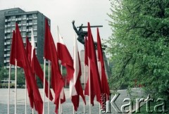 Ok. 1.05.1984, Warszawa, Polska.
Przygotowania do obchodów Święta Pracy na pl. Teatralnym.
Fot. Edward Grochowicz, zbiory Ośrodka KARTA