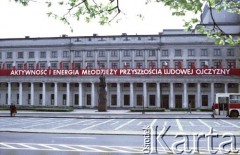 Ok. 1.05.1984, Warszawa, Polska.
Przygotowania do obchodów Święta Pracy na pl. Teatralnym.
Fot. Edward Grochowicz, zbiory Ośrodka KARTA