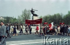 1.05.1984, Warszawa, Polska.
Obchody Święta Pracy. Pochód pierwszomajowy na pl. Teatralnym.
Fot. Edward Grochowicz, zbiory Ośrodka KARTA