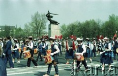 1.05.1984, Warszawa, Polska.
Obchody Święta Pracy. Pochód pierwszomajowy na pl. Teatralnym.
Fot. Edward Grochowicz, zbiory Ośrodka KARTA