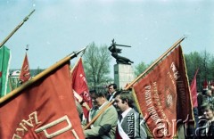 1.05.1984, Warszawa, Polska.
Obchody Święta Pracy. Pochód pierwszomajowy na pl. Teatralnym.
Fot. Edward Grochowicz, zbiory Ośrodka KARTA