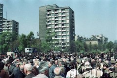 1.05.1984, Warszawa, Polska.
Obchody Święta Pracy. Pochód pierwszomajowy przy pl. Teatralnym.
Fot. Edward Grochowicz, zbiory Ośrodka KARTA